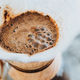 Ilustración para el artículo titulado Qué es Atomo, el café molecular hecho en laboratorio sin un solo grano de café